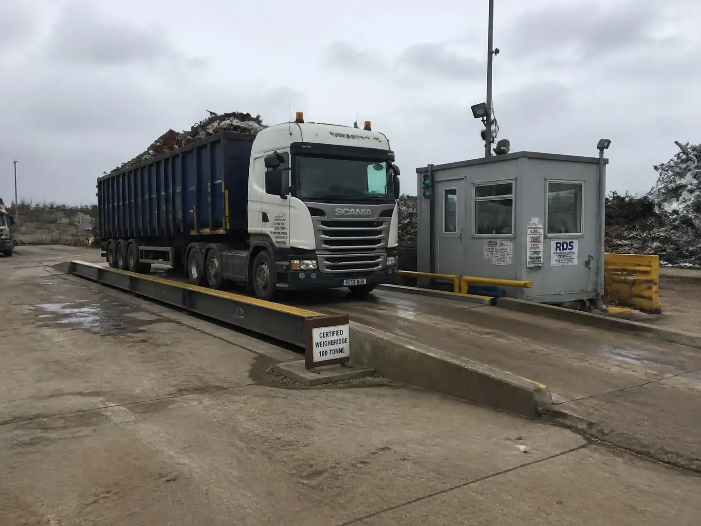 Truck on the certified weighbridge at the Metal-For yard