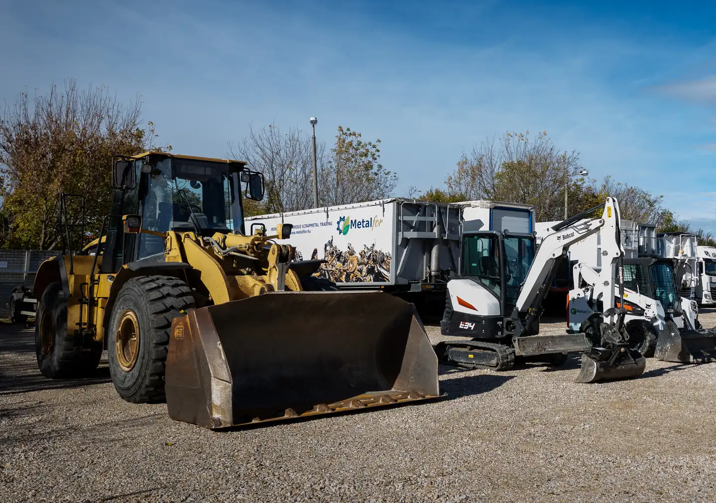 Loading machines at work at the Metal-For site